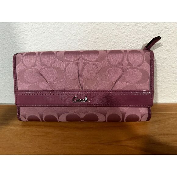 Coach Soho Pleated Lilac Jacquard Tri-fold Wallet EUC - Picture 2 of 9